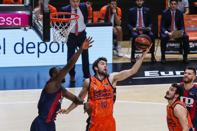 Archivo - Mike Tobey of Valencia Basket in action during the spanish league ACB  basketball match played between Valencia Basket vs TD Systems Baskonia at the Fuente de San Luiz pavilion, La Fonteta. On January, 24. 2021, Valencia, Spain.