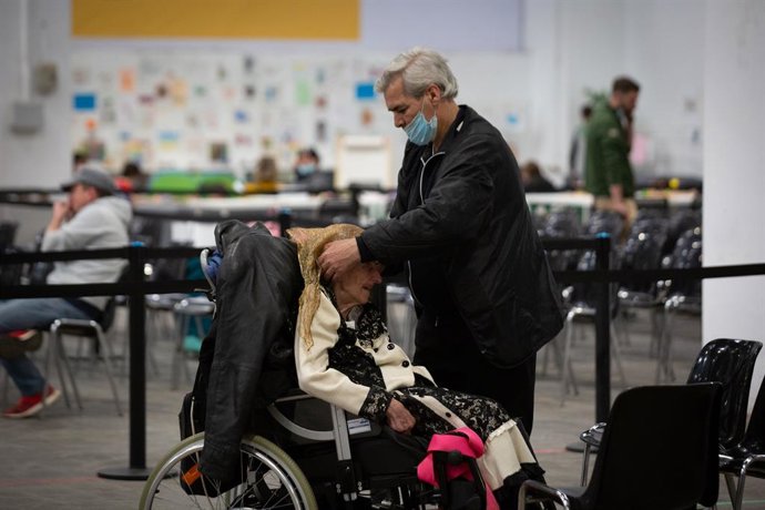 Archivo - Una mujer refugiada ucraniana en una silla de ruedas y un hombre, en el centro de refugiados ucranianos, en la Fira de Barcelona, a 8 de abril de 2022, en Barcelona, Cataluña (España). Pedro Sánchez ha visitado el centro para reconocer las lab