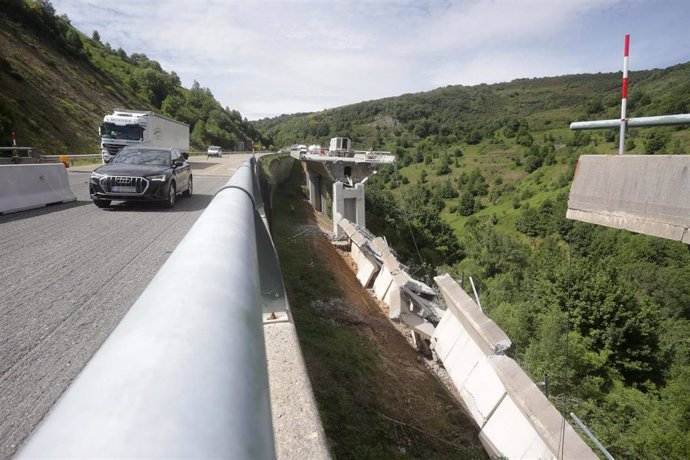 Varios vehículos circulan por la zona de arriba de donde se ha desprendido la parte de un puente, a 7 de junio de 2022, en Vega de Varcarce, León, Castilla y León (España). Parte del viaducto de El Castro en la A-6, en dirección Madrid, se ha desprendid