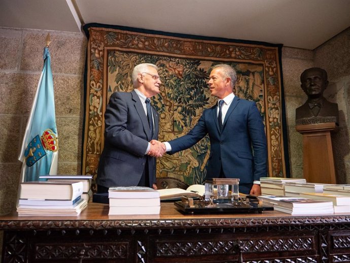 El presidente de la RAG, Víctor Freixanes, con el presidente del Senado, Ander Gil, en su visita institucional a Galicia