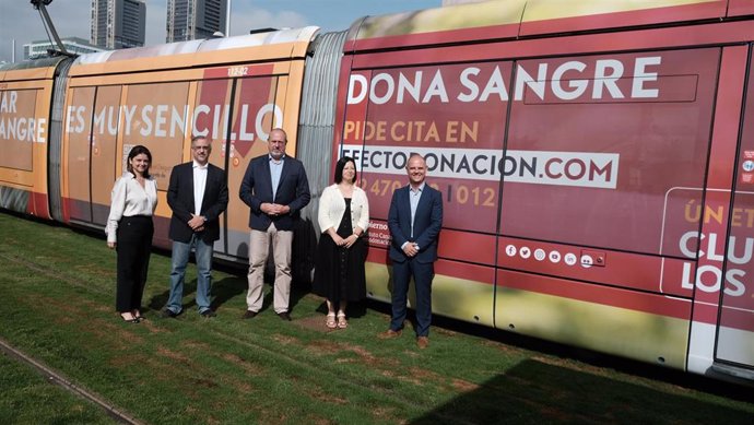 El vicepresidente del Cabildo de Tenerife, Enrique Arriaga, en la presentación del tranvía rotulado que promociona la campaña de donación de sangre del ICHH