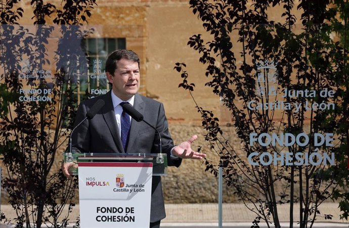 Mañueco presenta el nuevo fondo de cohesión social en Villalazán (Zamora).