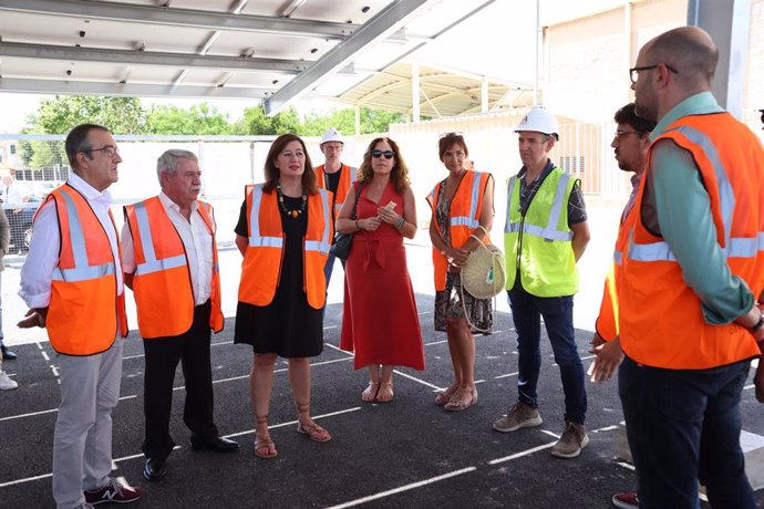 La presidenta Armengol y el vicepresidente Yllanes visitan las obras del primer autoconsumo compartido de Consell