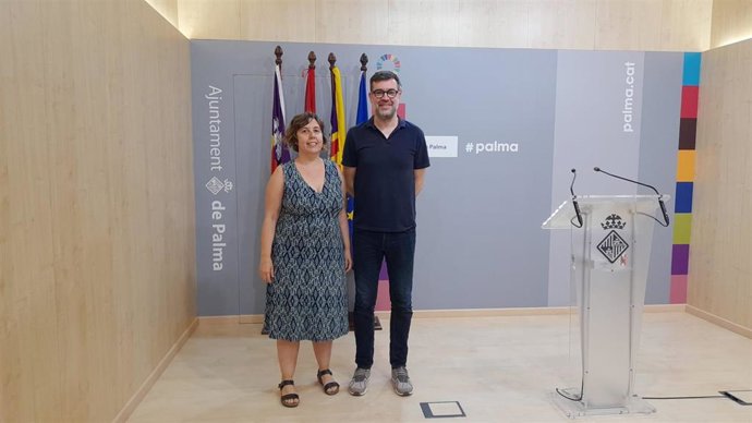 El regidor de Cultura y Bienestar Social del Ayuntamiento de Palma, Antoni Noguera, y la coordinadora general de Bienestar, Catalina Trobat.