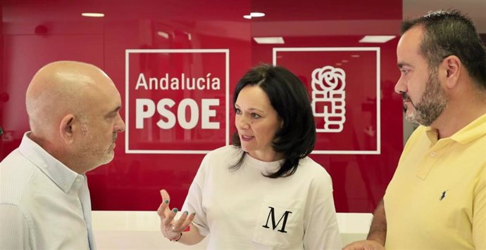 Rafi Crespín (centro) habla con Rafael Bados (izda.) en la sede del PSOE, junto a Rafael Félix.