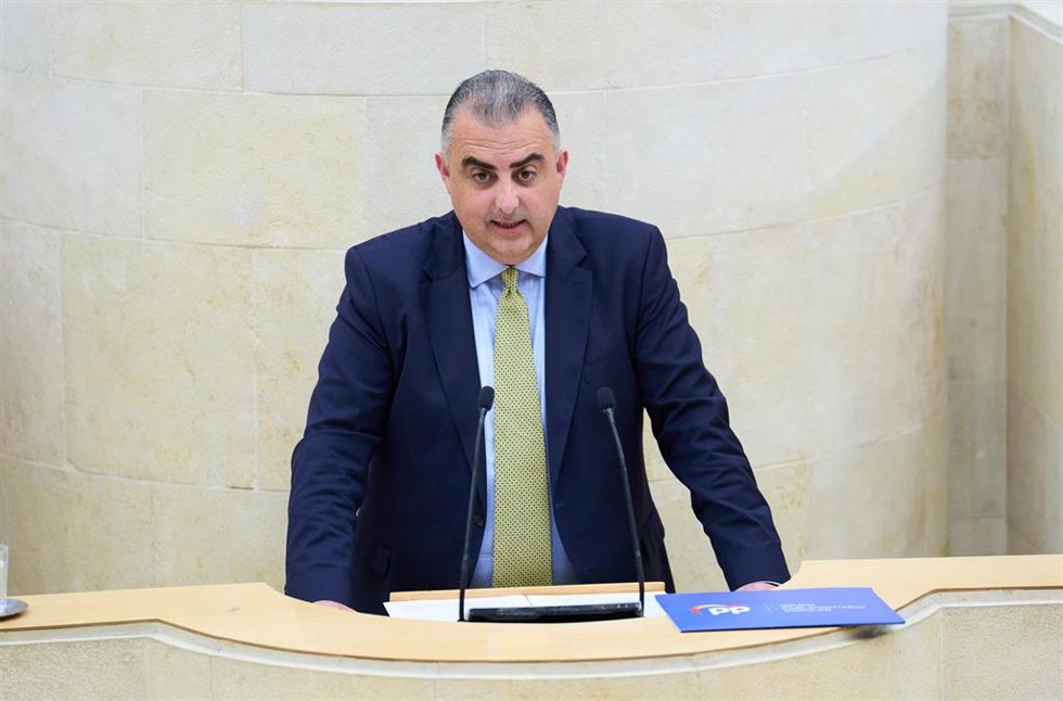 El diputado del PP Roberto Media  interviene en una sesión plenaria en el Parlamento de Cantabria