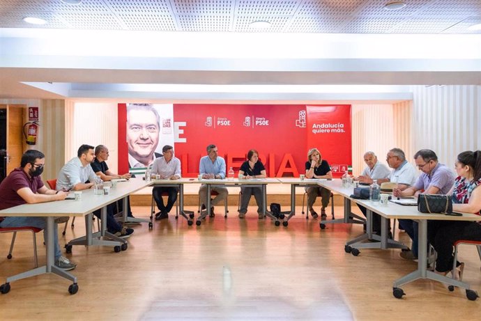 Miembros del PSOE se reúnen con representantes de UGT en Almería.