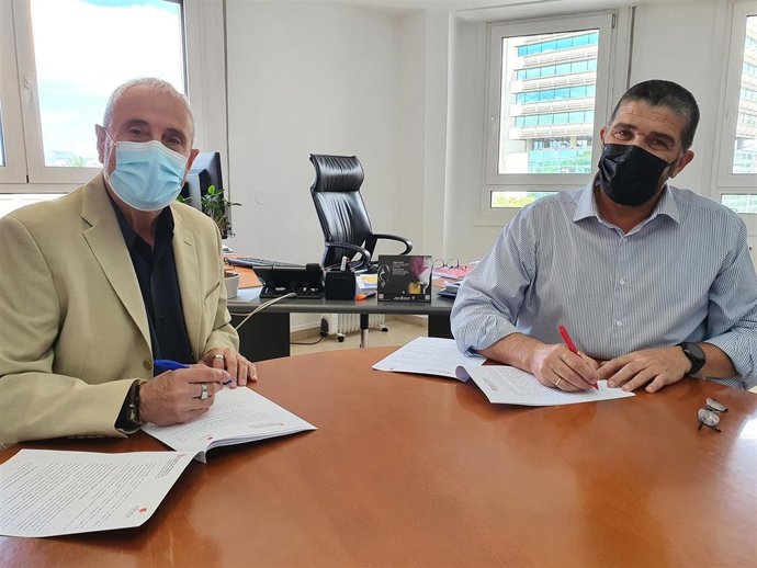 El director general de Salud, Carlos Artundo, y el presidente de Adona, Antonio Zubasti, en el momento de la firma del convenio.