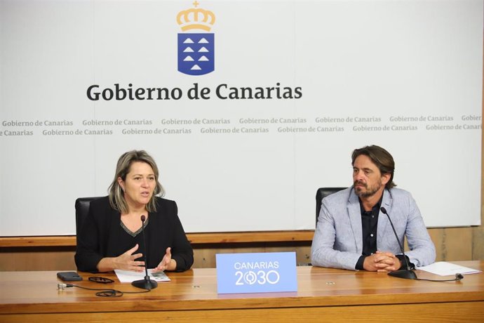 La consejera de Agricultura, Ganadería y Pesca del Gobierno de Canarias, Alicia Vanoostende, y el presidente de Ashotel, Jorge Marichal