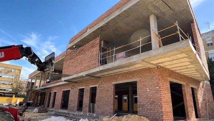 El Centro de Igualdad alcalareño comienza a ser visible con la culminación de la estructura del edificio.
