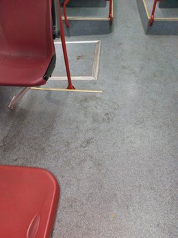 Suelo de uno de los autobuses de Tussam