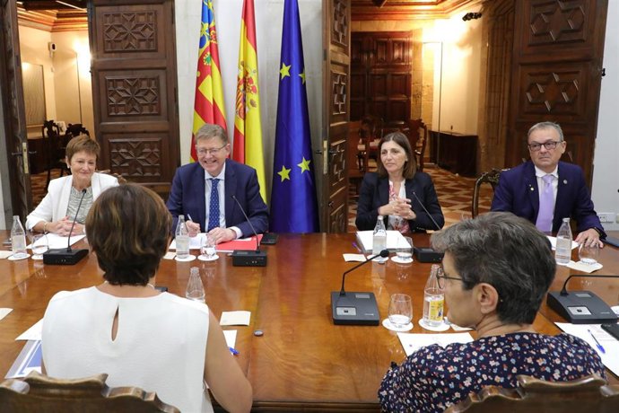 Ximo Puig recibe a representantes del Valencia Silicon Cluster