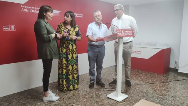 (Pablos, Andrés, Acero Y Casas Antes De Ofrecer Una Rueda De Prensa.