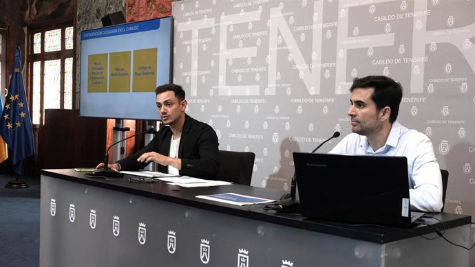 El consejero de Participación Ciudadana del Cabildo de Tenerife, Nauzet Gugliotta, y el jefe de servicio TIC del Cabildo, Clemente Barreto, en la presentación de la plataforma de participación ciudadana