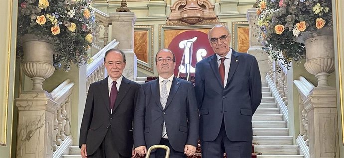 El ministro Miquel Iceta y los presidente de los patronatos del Liceu y Teatro Real, Salvador Alemany y Gregorio Marañón