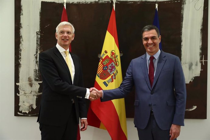 El presidente del Gobierno, Pedro Sánchez, y el primer ministro de Letonia, Arturs Krisjanis Karins