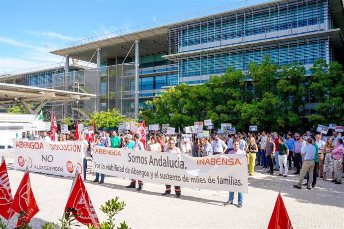 Trabajadores de  los comités de las sociedades de Abengoa en la sede de Palmas Altas, en una foto de archivo.