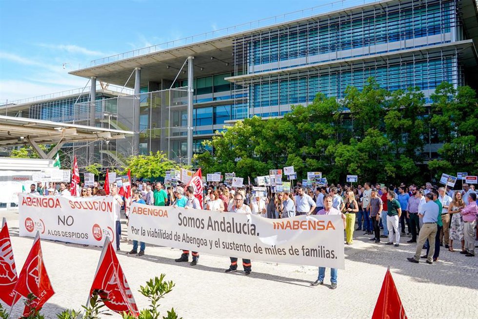 Trabajadores de los comités de las sociedades de Abengoa en la sede de Palmas Altas, en una foto de archivo.