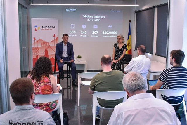 El ministro de Presidencia, Economía y Empresa y presidente de Andorra Business, Jordi Gallardo, y la directora de la agencia, Judit Hidalgo, presentando la convocatoria de subvenciones para pequeñas y medianas empresas.