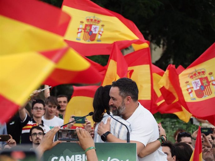 La candidata a la Presidencia de la Junta en las elecciones de 19 de junio, Macarena Olona, junto al presidente de Vox, Santiago Abascal, en un mitin en Jaén
