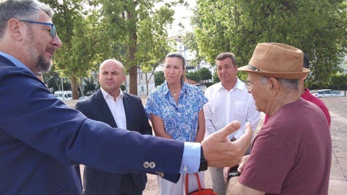 Julio Díaz, cabeza de Cs por Huelva, junto a Pilar Lucio, Ignacio Acebedo, números dos y siete de la candidatura, y el delegado territorial de Igualdad, Manuel Antonio Conde, junto a los representantes de la Plataforma Distrito V.