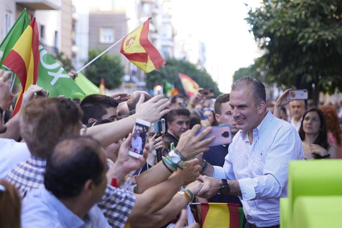 El secretario general de Vox, Javier Ortega Smith, durante el acto público de Vox en la calle Asunción del barrio de los Remedios de Sevilla el pasado 3 de junio.