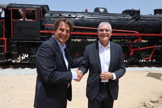 El alcalde de Fuenlabrada, Javier Ayala, junto al presidente de Renfe, Isaías Táboas, en la firma de un convenio para la futura subsede del Museo del Ferrocarril de Madrid en el municipio