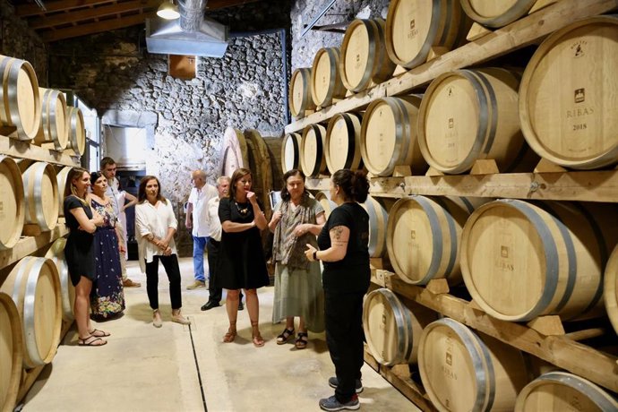 Armengol visita la Bodega Ribas y destaca la fortaleza del sector vitivinícola de las Islas.