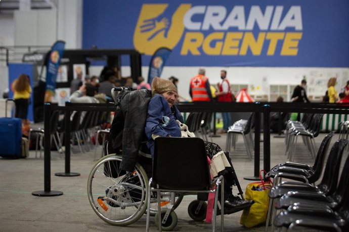 Archivo - Una mujer refugiada ucraniana en una silla de ruedas, en Barcelona.