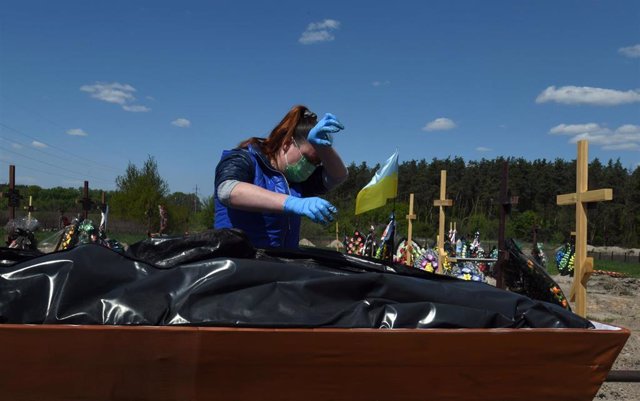 Exhumación de cuerpos en Bucha, Ucrania.