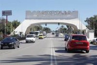 Multan a un conductor y a una mujer que iba sentada en bikini sobre el capó de un coche en Marbella