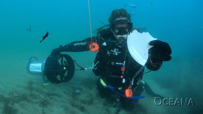 Archivo - Buceadora halla un trozo de plástico en el mar de Valencia