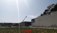 Los Bombers trabajan en un incendio en una industria de La Garriga (Barcelona)