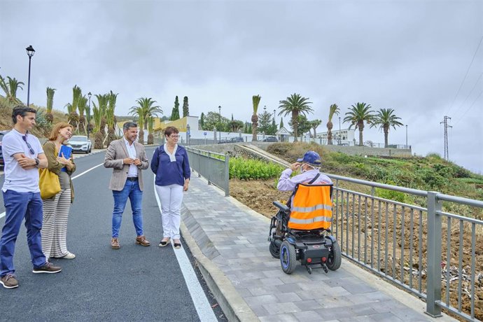 El consejero de Cooperación Municipal del Cabildo de Tenerife, Zebenzuí Chinea, y la alcaldesa de Tegueste, Ana Mena, en una visita a las obras de urbanización del cementerio de Tegueste