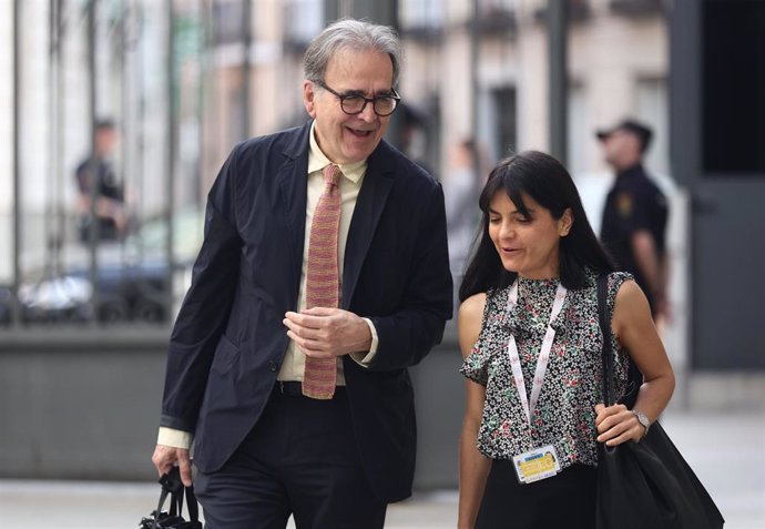 El ministro de Universidades, Joan Subirats (i), a su llegada a una sesión plenaria, en el Congreso de los Diputados, a 8 de junio de 2022, en Madrid (España).