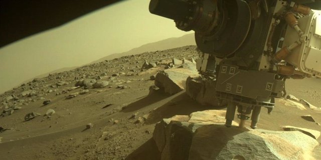 El rover Mars Perseverance de la NASA adquirió esta imagen del área frente a él utilizando su Cámara frontal derecha para evitar riesgos A. Esta imagen fue adquirida el 10 de marzo de 2022 (Sol 374).