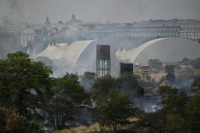 Vista general del humo producido por un incendio en el Espacio Ibercaja del barrio de Delicias, a 13 de junio de 2022, en Madrid (España). 