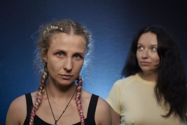 Maria Aliójina (i) y Olga Borisova, del colectivo ruso feminista de punk-rock, Pussy Riot, posan para Europa Press, en el Hotel Vincci The Mint, a 13 de junio de 2022, en Madrid (España).