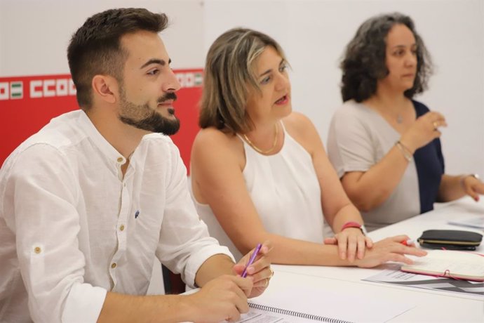 José Manuel Gómez Jurado (izda.), junto a Marina Borrego (centro) y Rosa Rodriguez (dcha.), en la sede de CCOO Córdoba.