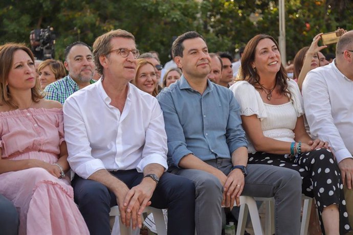 El presidente del PP-A y candidato a la reelección a la Presidencia de la Junta, Juanma Moreno, junto al presidente del PP, Alberto Núñez Feijoó, clausuran un mitin, en el acto electoral de campaña para los comicios autonómicos del próximo día 19 a 11 d