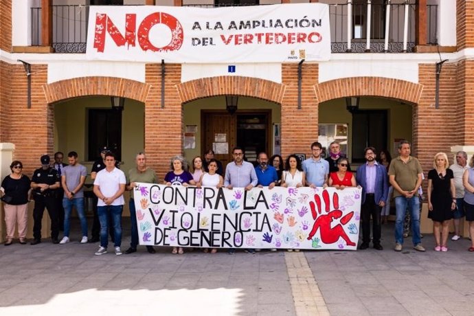 Corporación municipal de Pinto y vecinos guardan minuto de silencio por la agresión machista de ayer en la localidad