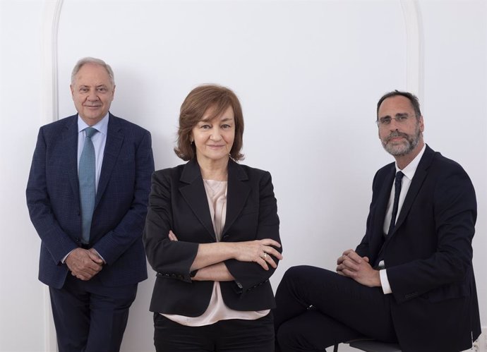 Archivo - De izda a dcha: El presidente de Atrys Health, Santiago Torres; la consejera delegada, Isabel Lozano; y el director financiero, Josep Maria Huch.