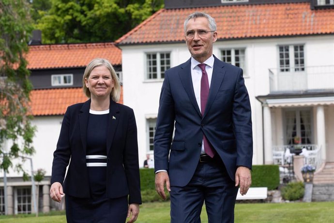 La primera ministra sueca, Magdalena Andersson, junto al secretario general de la OTAN, Jens Stoltenberg