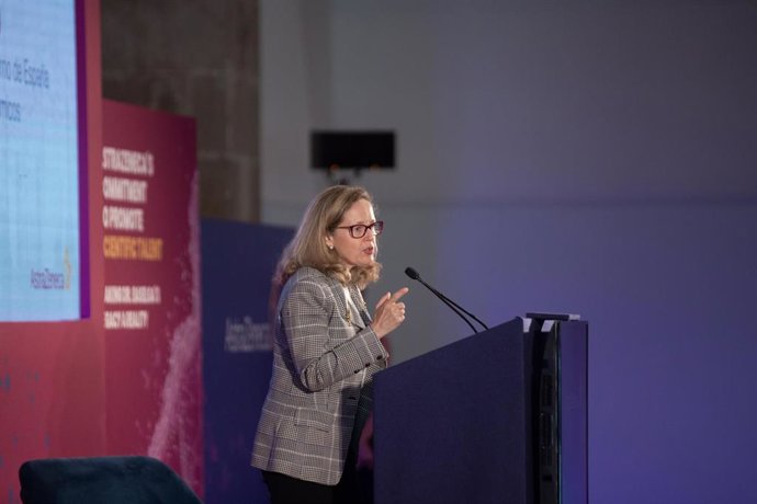 La vicepresidenta primera del Gobierno y ministra de Asuntos Económicos y Transformación Digital, Nadia Calviño, interviene en el 'El compromiso de AstraZeneca para promover el talento científico', promovido por Europa Press en el Museu Marítim, a 13 de