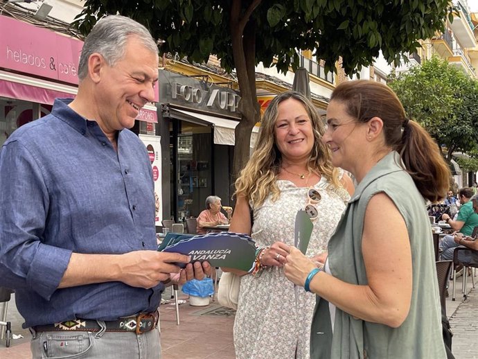 El candidato del PP a la Alcaldía de Sevilla, José Luis Sanz, en Los Remedios con motivo de la campaña electoral por las elecciones autonómicas del próximo 19 de junio.