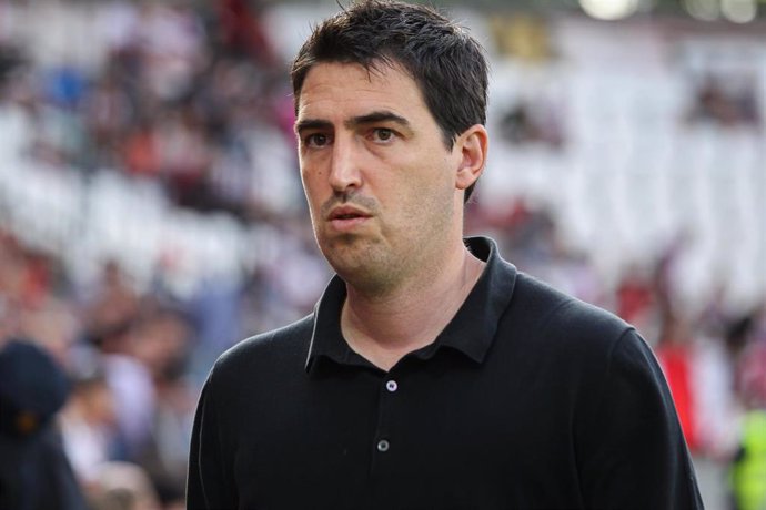 Archivo - Andoni Iraola, entrenador del Rayo Vallecano, durante un partido de LaLiga Santander 2021-2022