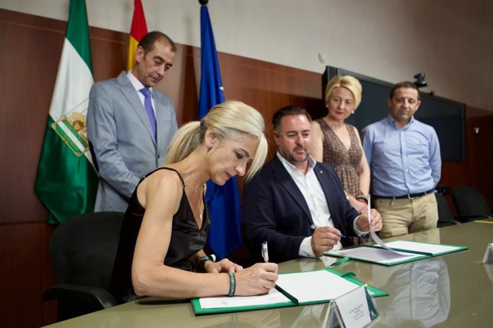 Junta y Ayuntamiento de Macael firman un acuerdo para investigar la presencia de mármol en la Alcazaba de Almería.