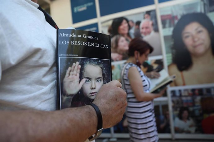 Un hombre asiste a un homenaje a la escritora Almudena Grandes, en la Caseta Madroño de la Feria del Libro 
