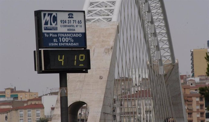 Archivo - Un termómetro marca 41 grados en Mérida.