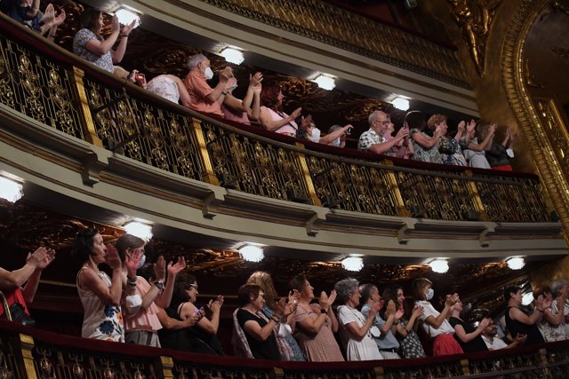 Un grupo de personas aplaude durante el acto de entrega del título de Hija Predilecta de Madrid a Almudena Grandes, en el Teatro Español, a 13 de junio de 2022, en Madrid (España).